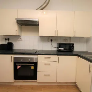 Ideal 2 Bed Flat Close To City Apartment London