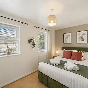 East House Near Tube With Parking Holiday home London